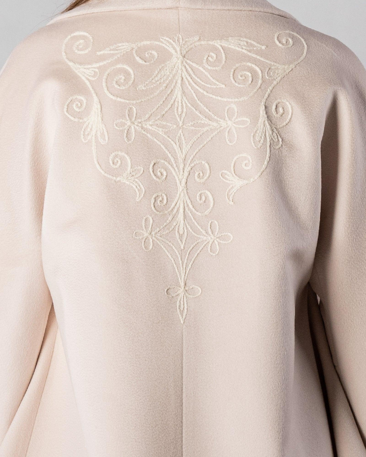 ALISADUDAJ CRAFT 01 beige cashmere coat, close-up of hand-embroidered scroll motif on the back, cashmere