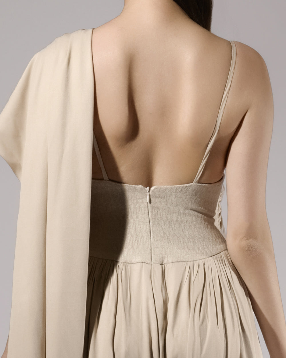 ALISADUDAJ beige linen and viscose one-shoulder draped dress, back close-up of open back, strap and zip