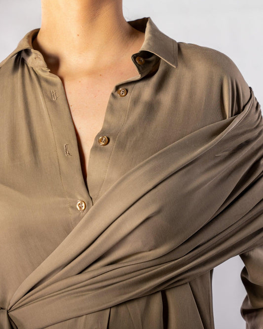 ALISADUDAJ CRAFT 02 brown cupro draped shirt dress, close-up of shirt collar, horn buttons and draped sash
