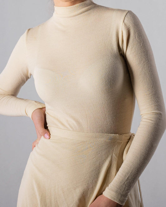 ALISADUDAJ CRAFT 07 off-white wool turtleneck, close-up of fine knit and mock neck